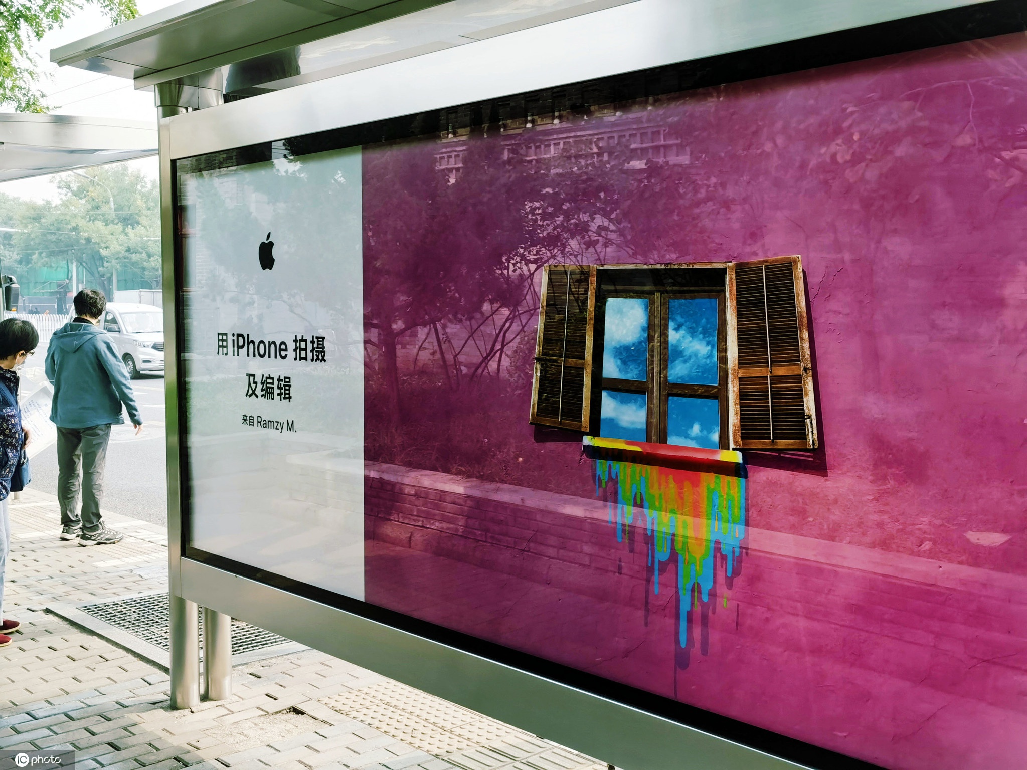 iphone12系列将分三批上市北京街头更换新照片广告