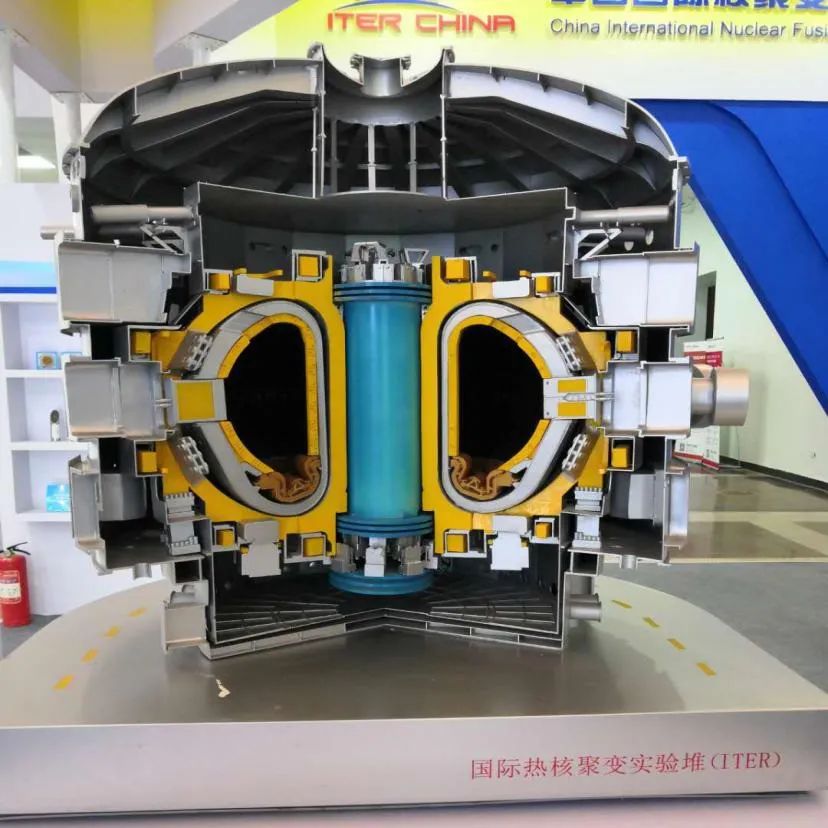 中国国际核聚变能源计划执行中心展台的"人造太阳"模型