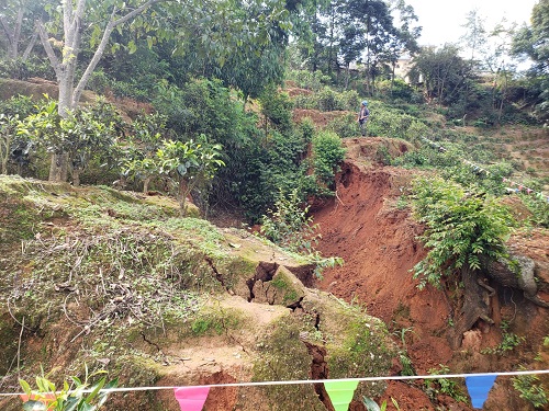 地质灾害致隧道坍塌，村民成功转移安置