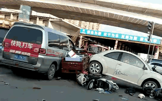 离奇车祸上热搜 小车路口倒车致1死4伤 遇难者竟是肇事司机 车祸 新浪新闻 离奇车祸上热搜 小车路口倒车致1死4伤 遇难者竟是肇事司机 车祸 新浪新闻