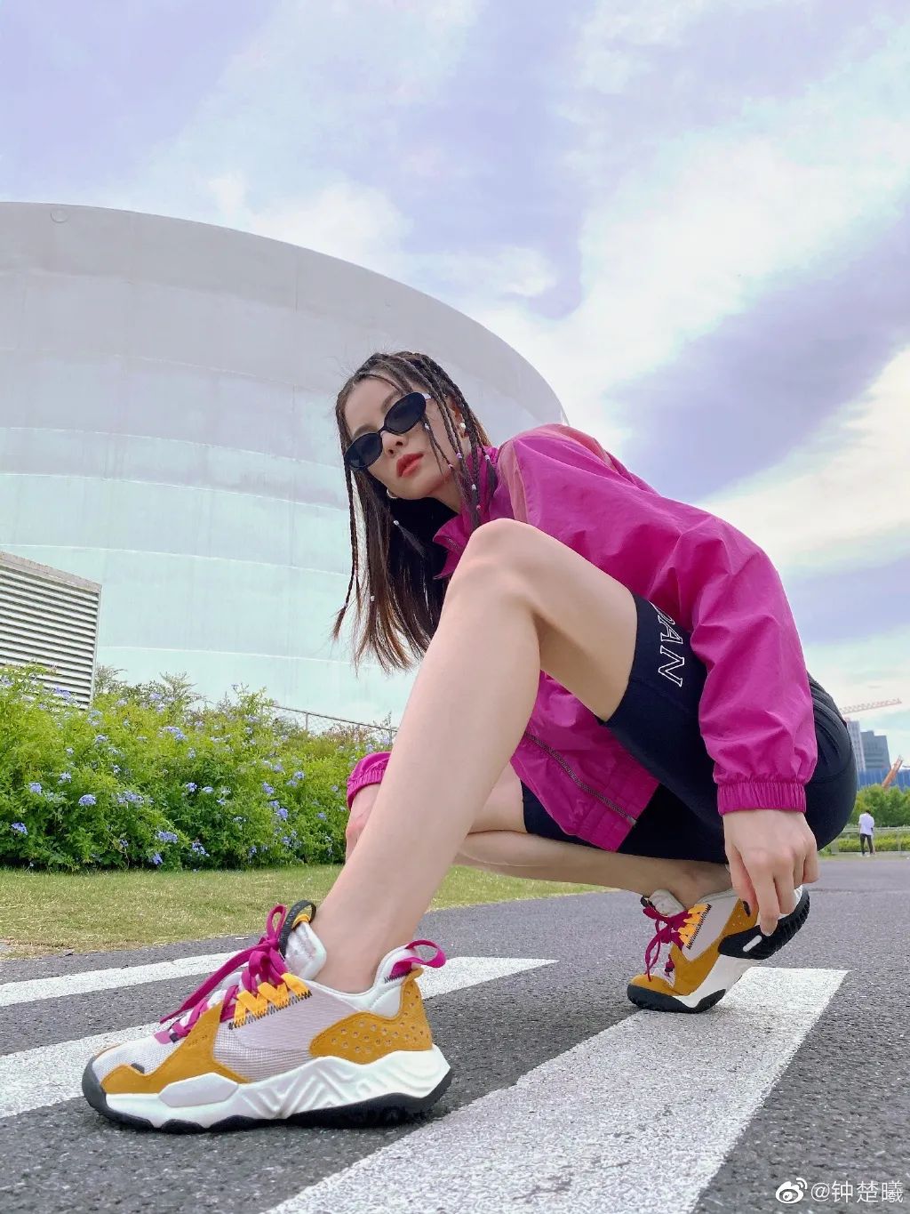 既是aj女孩又能驾驭深v高叉造型港风美女钟楚曦太可了