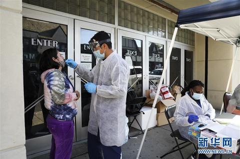 10月6日，一名女子在美国纽约昆斯区一处增设的新冠病毒检测点接受检测。（新华社记者 王迎 摄）