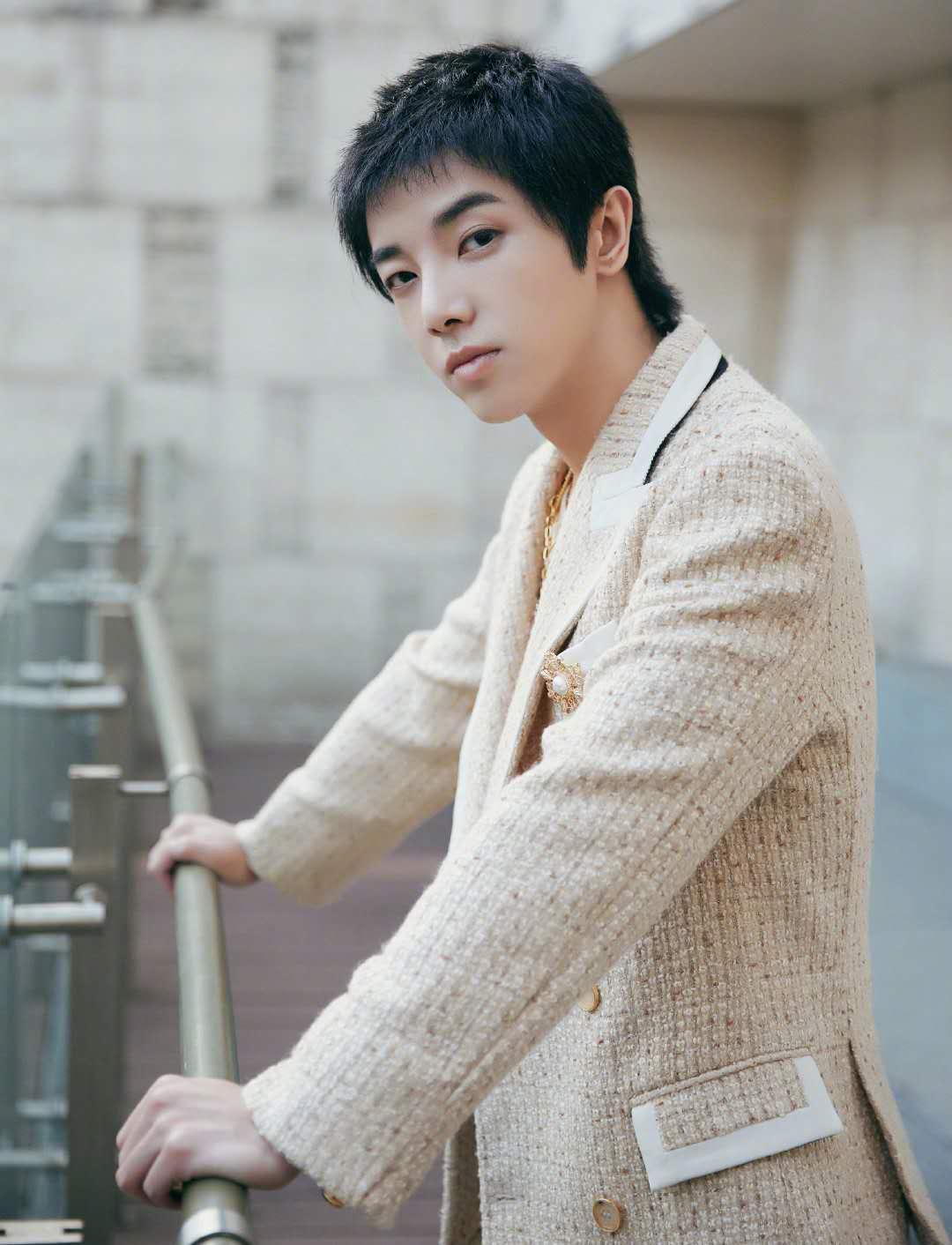 华晨宇短发造型 男友力十足!