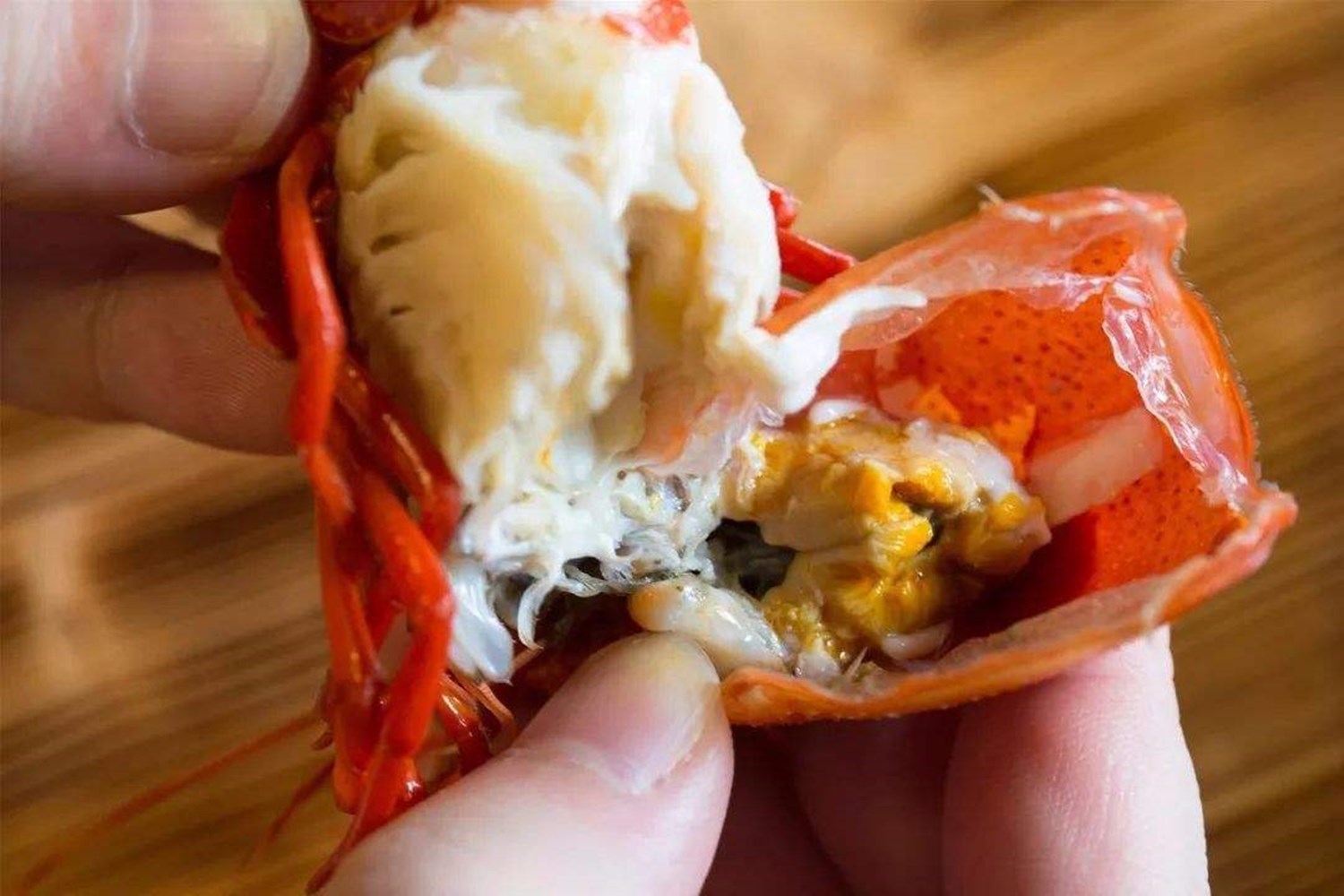 这4种美食家长尽量少做里面容易带有寄生虫包括美味的小龙虾