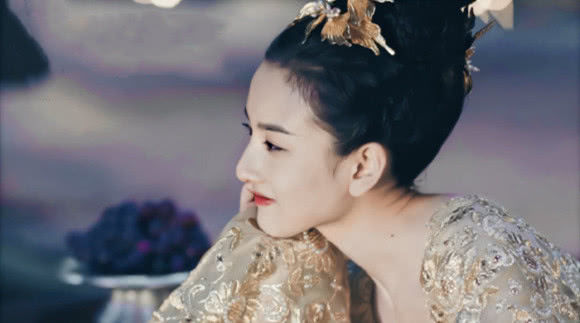 古装女星托腮,杨幂活泼,赵露思呆萌,那么谁才是你心中最美人选