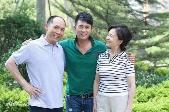 刘莉莉近照,62岁的她很慈祥,与老公是姐弟恋,女儿聪明漂亮