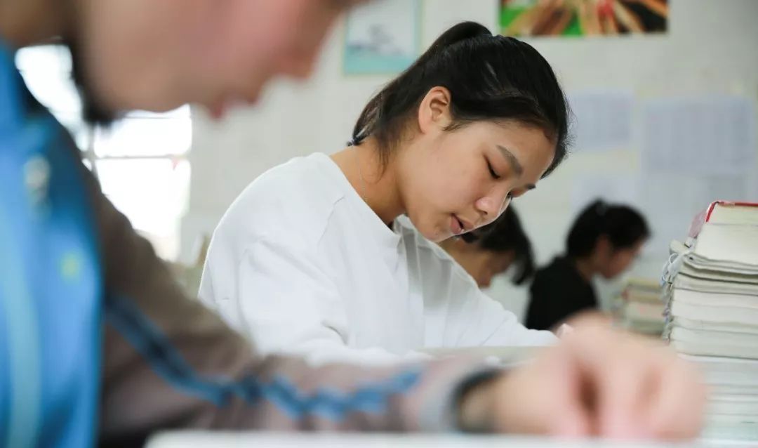 高考458分选择复读47岁母亲放弃30万年薪陪读值吗