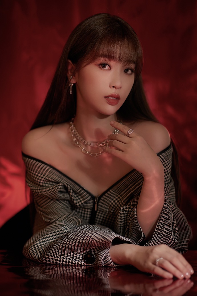 虞书欣长发披肩优雅温柔,锁骨一字肩身材十分优越.