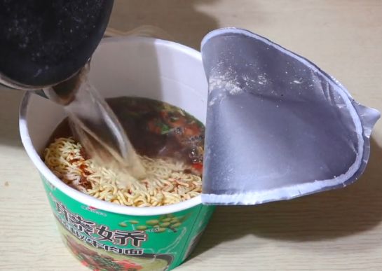 吃了20年泡面,盖子上面竟然藏着一个秘密,学会受用一生!