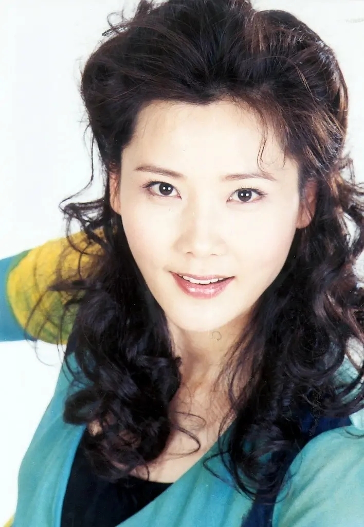 何赛飞年轻时美爆了结婚30年无绯闻老公是初恋儿子跟她姓