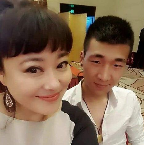 50岁李菁菁高调秀恩爱与90后老公贴脸合影好似母子同框