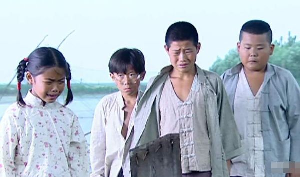 《小兵张嘎》胖墩大婚,"嘎子"带众演员捧场,张一山缺席被吐槽