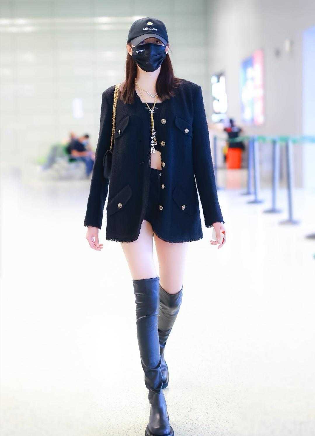 张天爱厉害了穿白色西装配黑色长筒靴出席活动女神范十足