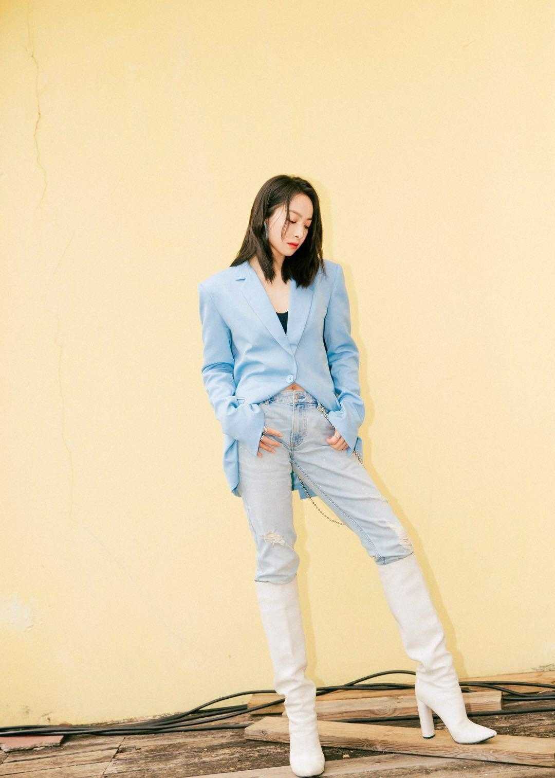 张天爱厉害了穿白色西装配黑色长筒靴出席活动女神范十足