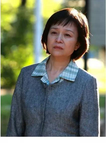 62岁的她很慈祥,与老公是姐弟恋,女儿聪明漂亮|刘莉莉|周小斌|女儿