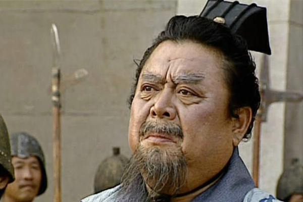 按照小说的情节发展,鄱阳太守周鲂向曹魏扬州大都督曹休诈降,曹休深信