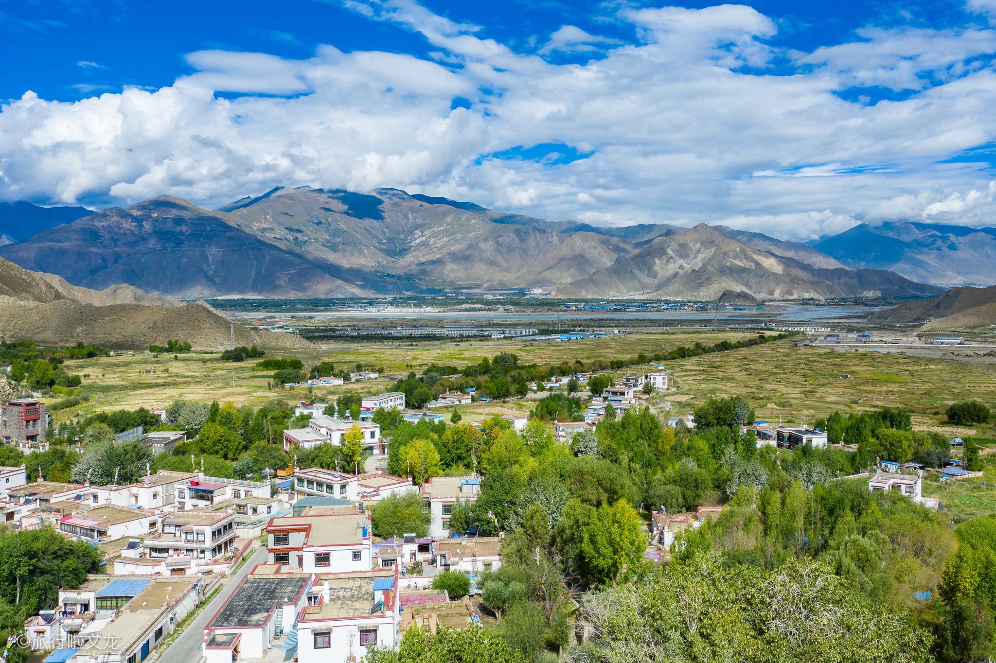 拉萨近郊的达东村,仓央嘉措在此修行三年,在相思树下遥忆姑娘