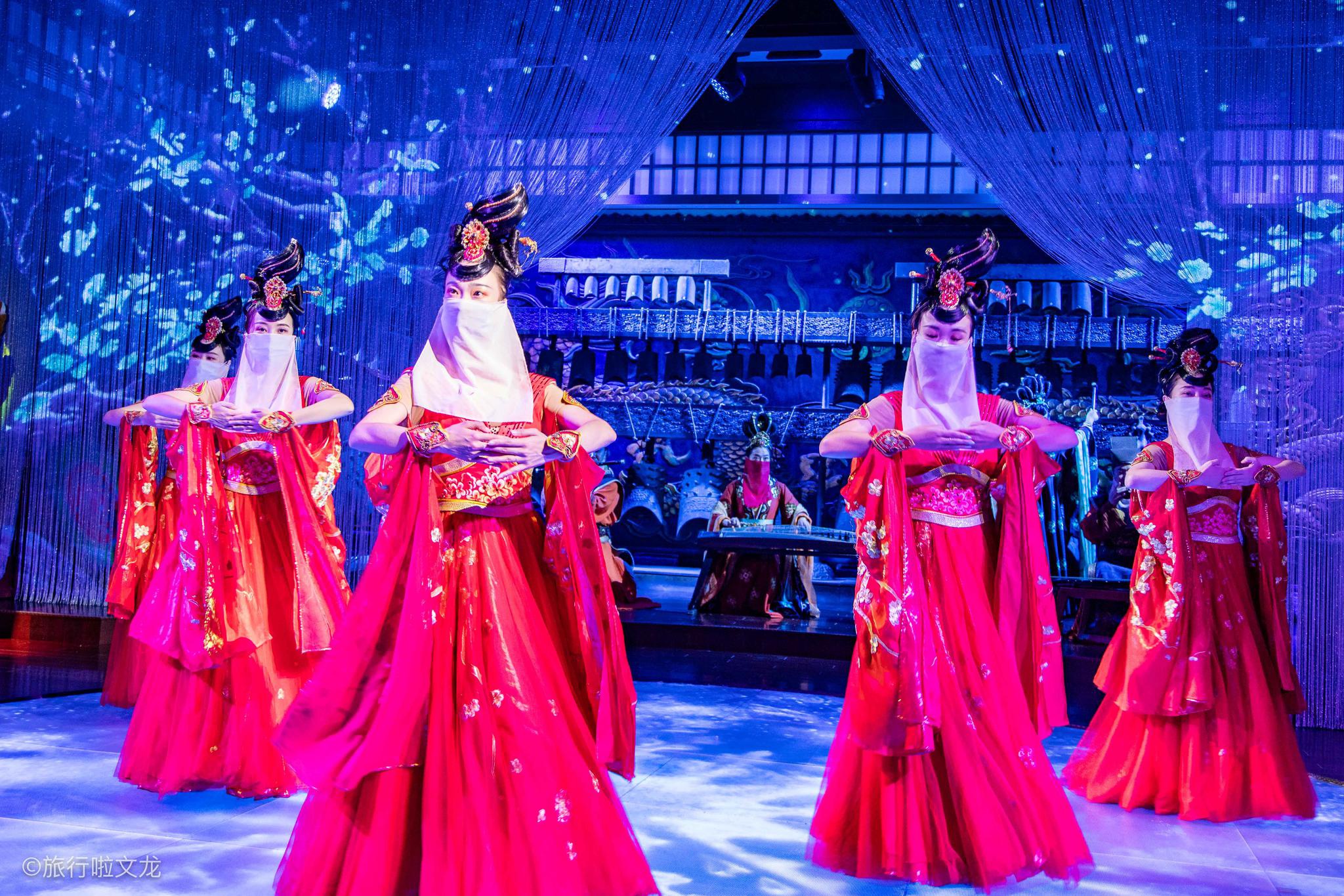 我们还可以观赏到以表演的形式来展现宋代的礼仪,姑娘们用舞蹈的形式