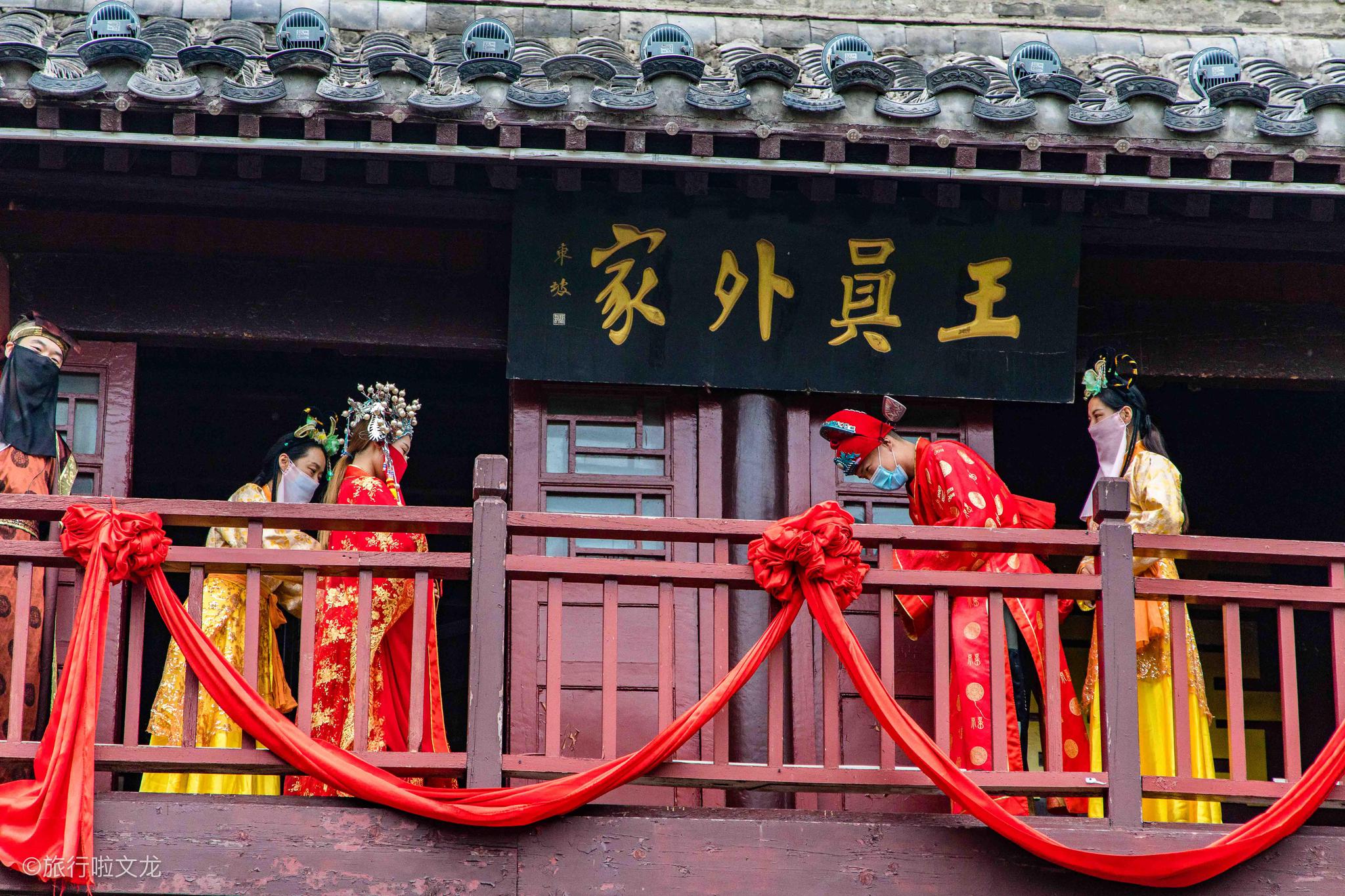 开封王员外家抛绣球了,楼下顿时人山人海,看热闹的游客可嗨了