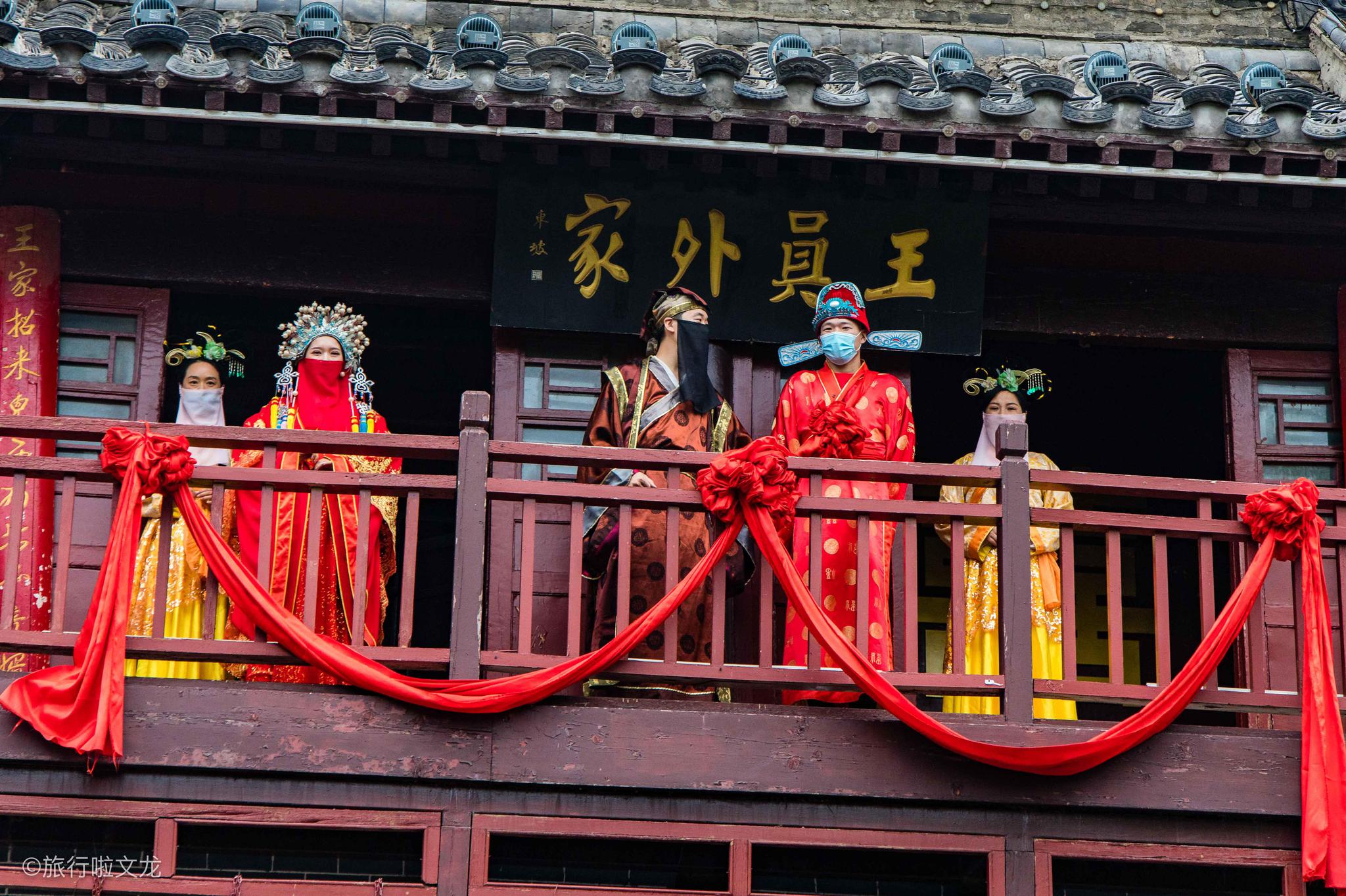 开封王员外家抛绣球了,楼下顿时人山人海,看热闹的游客可嗨了