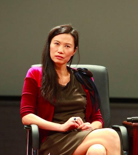 邓文迪近照曝光51岁打扮精致假睫毛超夸张被网友求撩汉秘籍