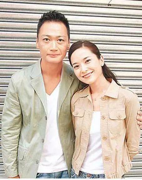 据悉,陶大宇的第一任妻子是设计师黄宝慧,二人在2000年结束了长达10年