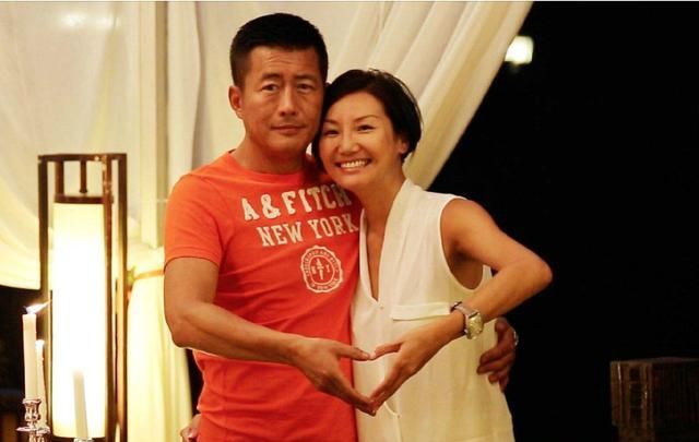 高曙光夫妇秀恩爱小16岁富婆妻子打扮时髦与江珊风格大不同