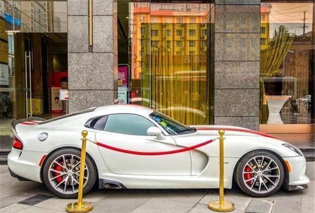 街头偶遇道奇蟒蛇,8.4l大排量,外观造型与名字一样霸气!-新浪汽车