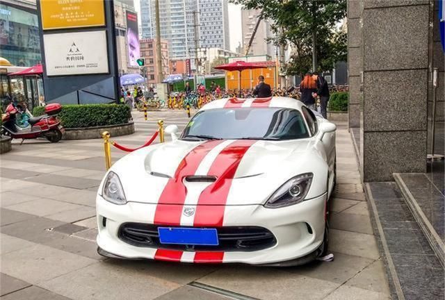 街头偶遇道奇蟒蛇,8.4l大排量,外观造型与名字一样霸气!-新浪汽车
