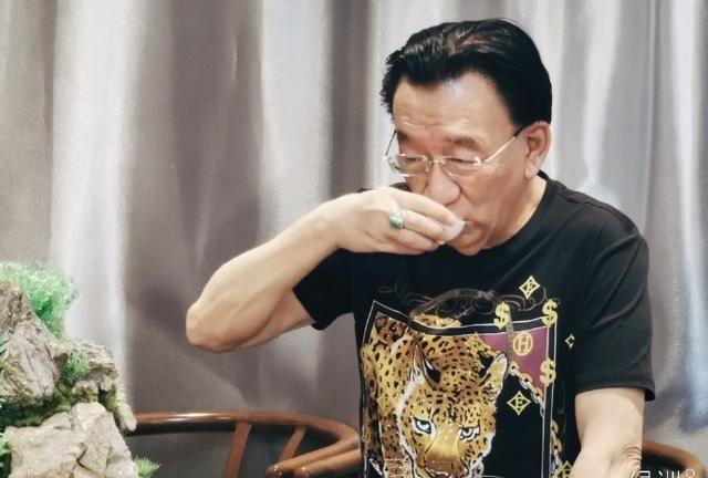 侯耀华曝近照,面色蜡黄皮肤松弛显憔悴,靓丽衣着难掩老态龙钟之相