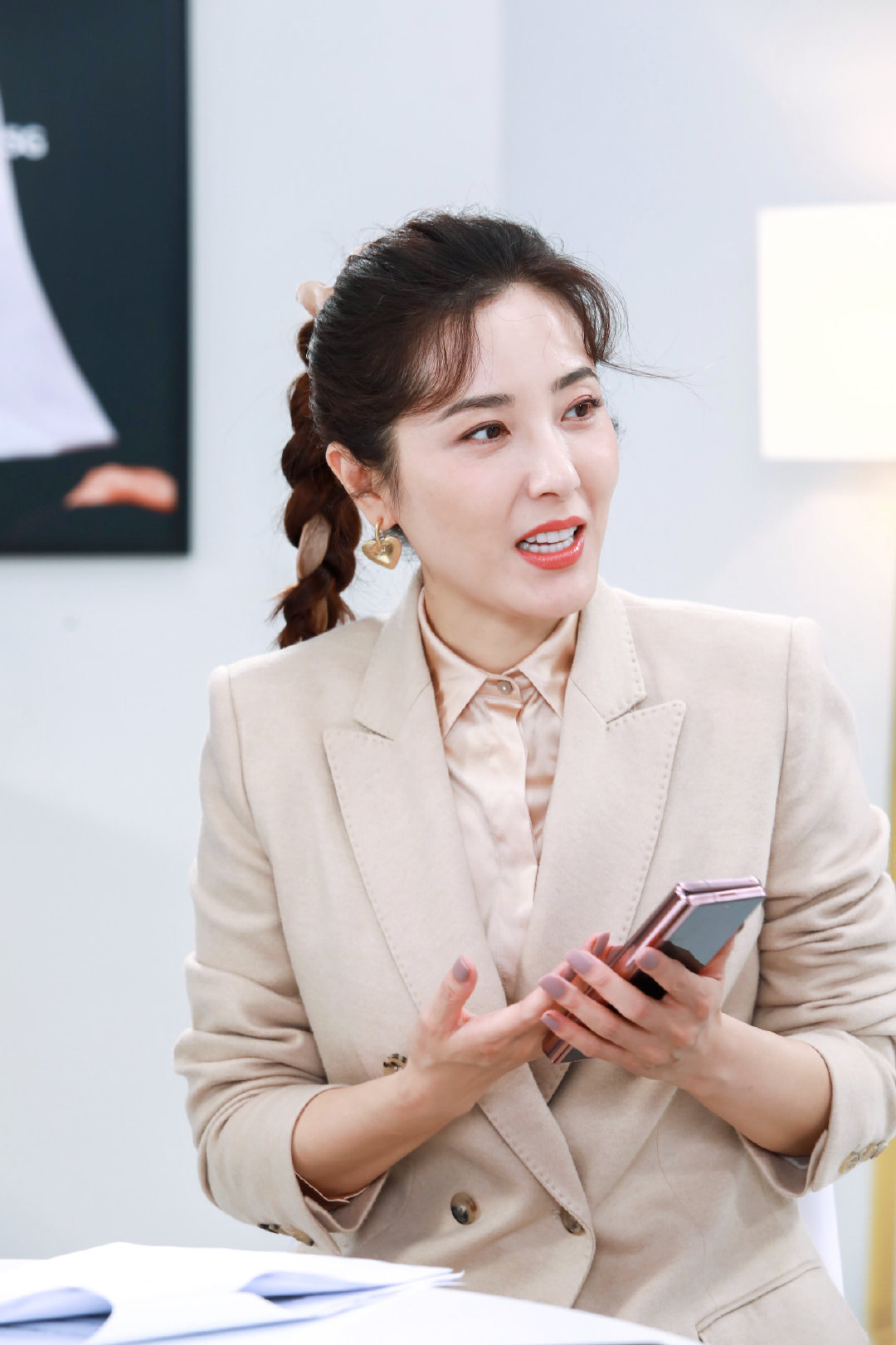 44岁曾黎才是岁月美人,白t配条纹外套,显胖但皮肤白皙太舒服