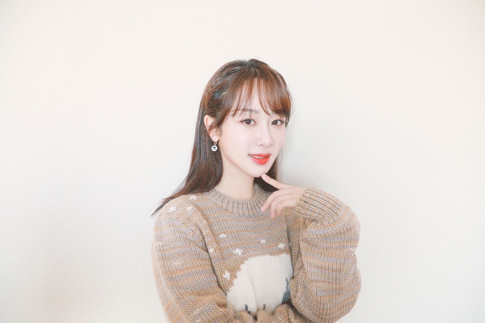 杨紫晒自拍照,颜值感杠杠的,空气刘海最是减龄