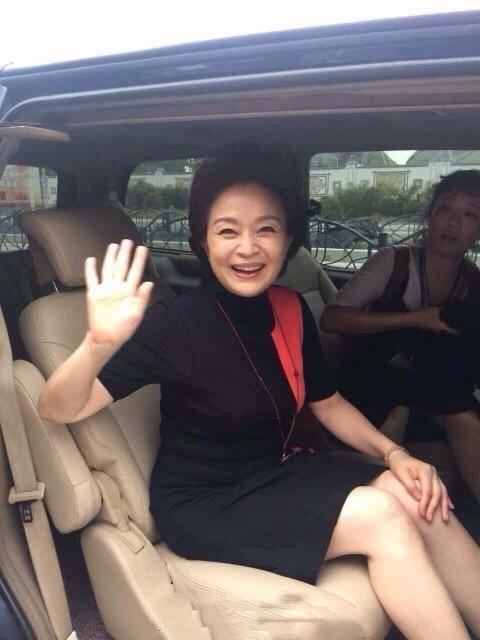 62岁的她很慈祥,与老公是姐弟恋,女儿聪明漂亮|刘莉莉|周小斌|女儿