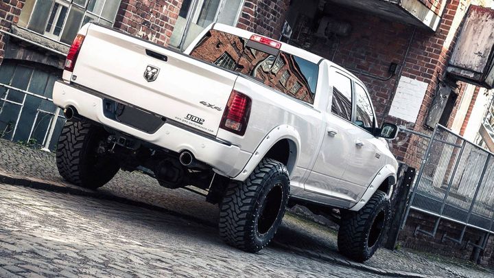 从图片中可以看出,改装大脚版的皮卡不负众望,采用了24厘米的提升套件