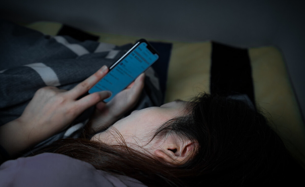 长期熬夜玩手机的人会怎样若身体出现这5个表现需要马上停止