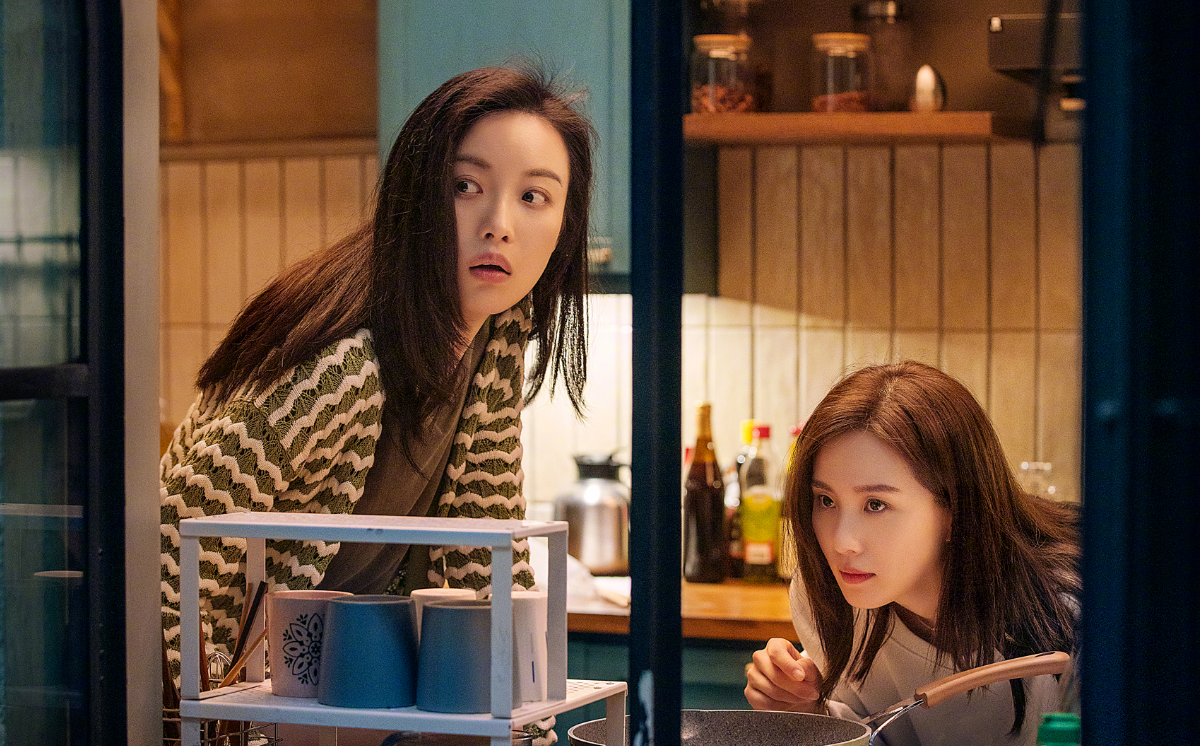 这部《流金岁月》改编自亦舒的同名小说,读者群体基数很大,因此这部新