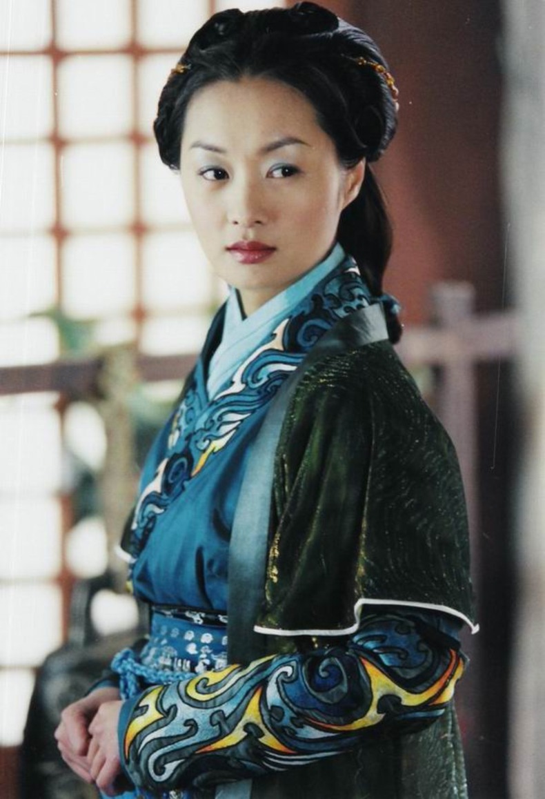 而两人荧幕情侣的形象深入人心,而后来两人分手后,郑家榆淡出娱乐圈