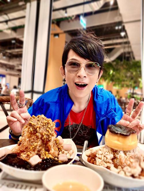 潘美辰依然在活跃,不过更多的是在内地活动,或是商演,或是参加综艺