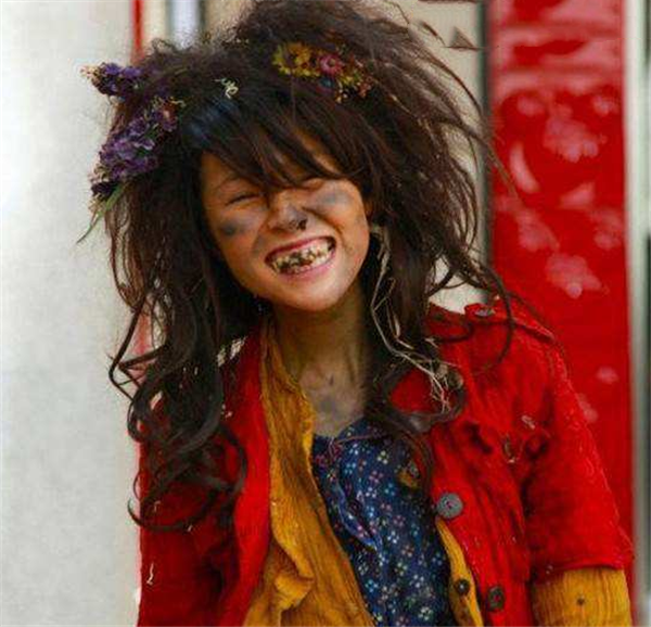 女星的乞丐造型,baby干净,江一燕邋遢,看到关晓彤:落难公主?