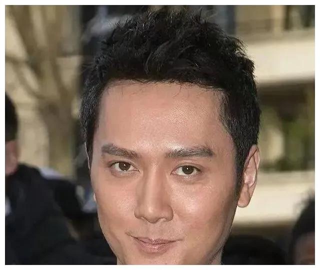 男星脸部大特写,王俊凯油腻,千玺有痘坑,只有他能让人安静下来