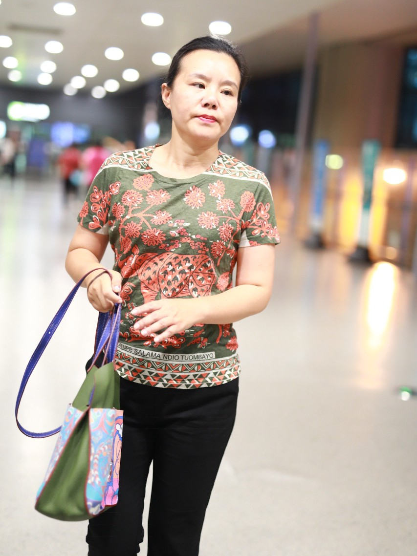 龚琳娜的45岁太真实穿妈妈装亮相身材发福却笑容灿烂