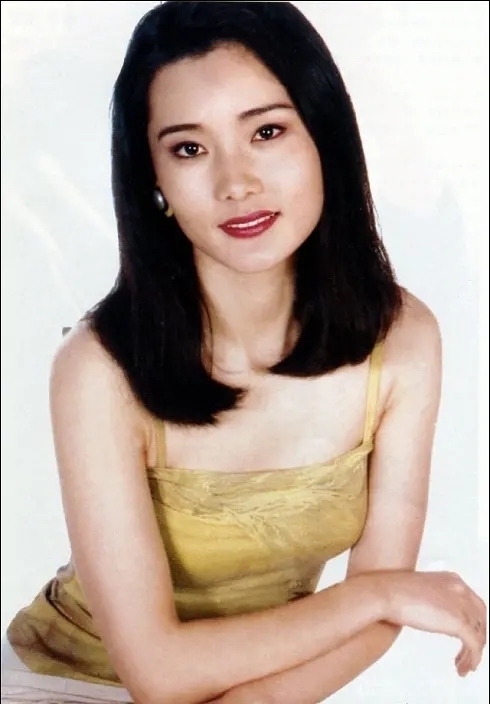 何赛飞年轻时美爆了结婚30年无绯闻老公是初恋儿子跟她姓