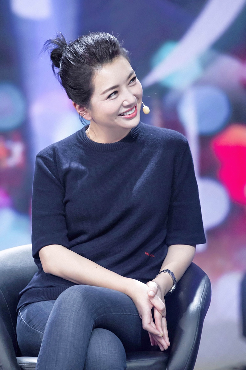 江珊骨子里散发着高级感简单穿针织衫配牛仔裤无需配饰照样美