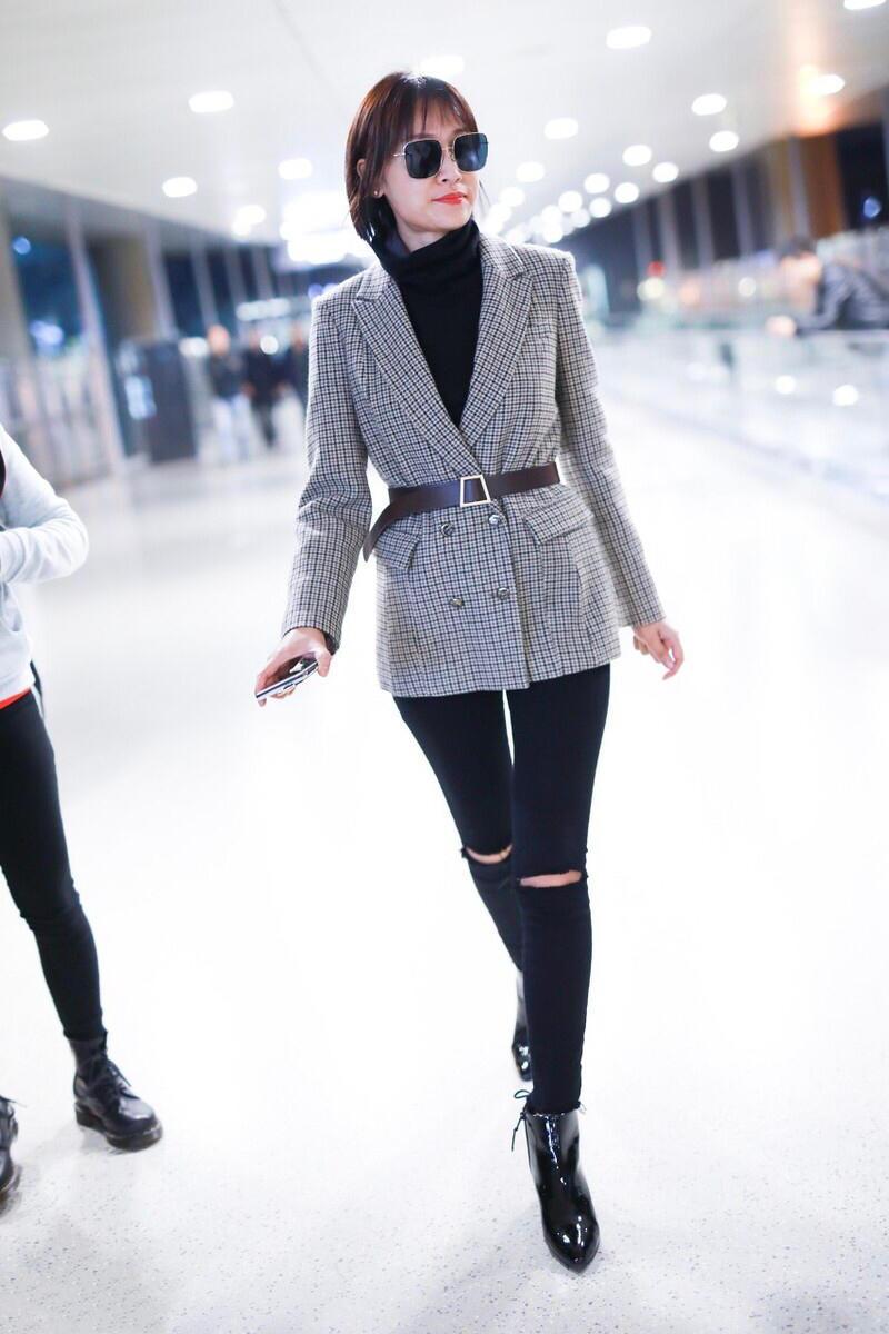 叶一茜穿衣品味在线,格纹西装配紧身裤走机场,女神范十足