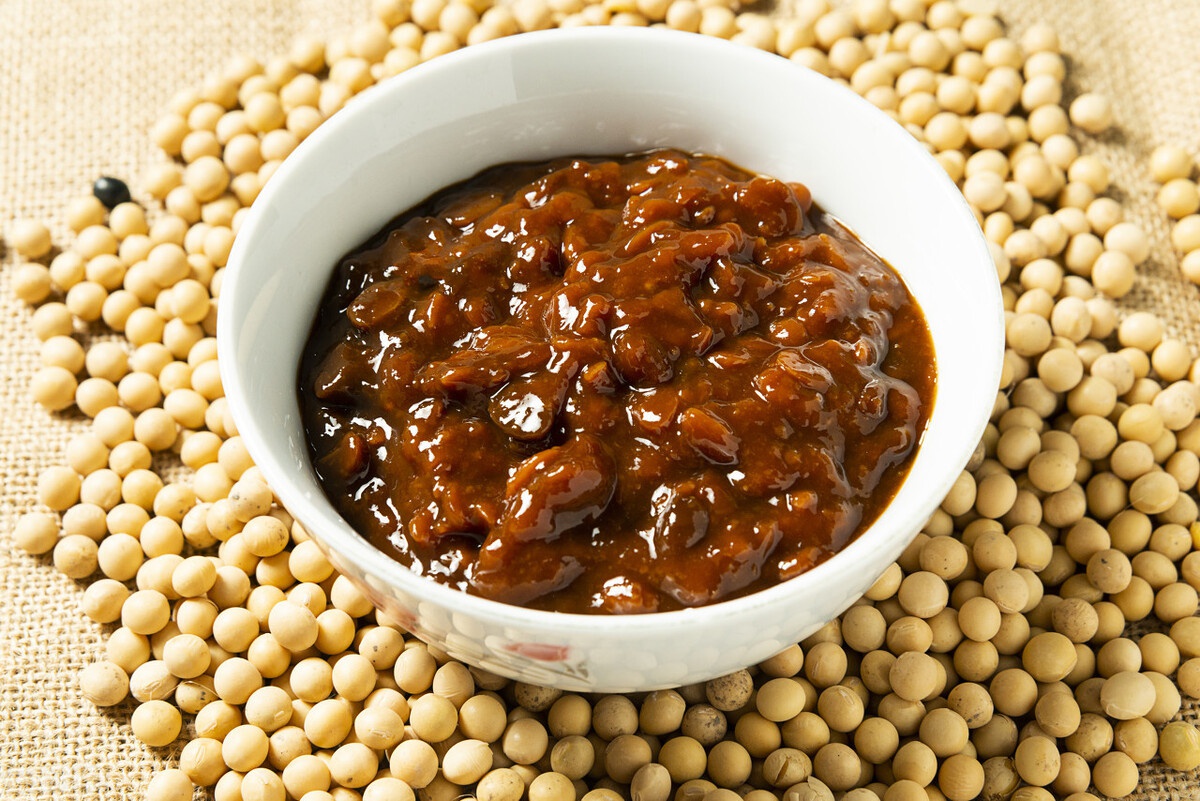 4,虾酱虾酱也是沿海地区人们爱用的调味料,从名字上就可得知,它主要是