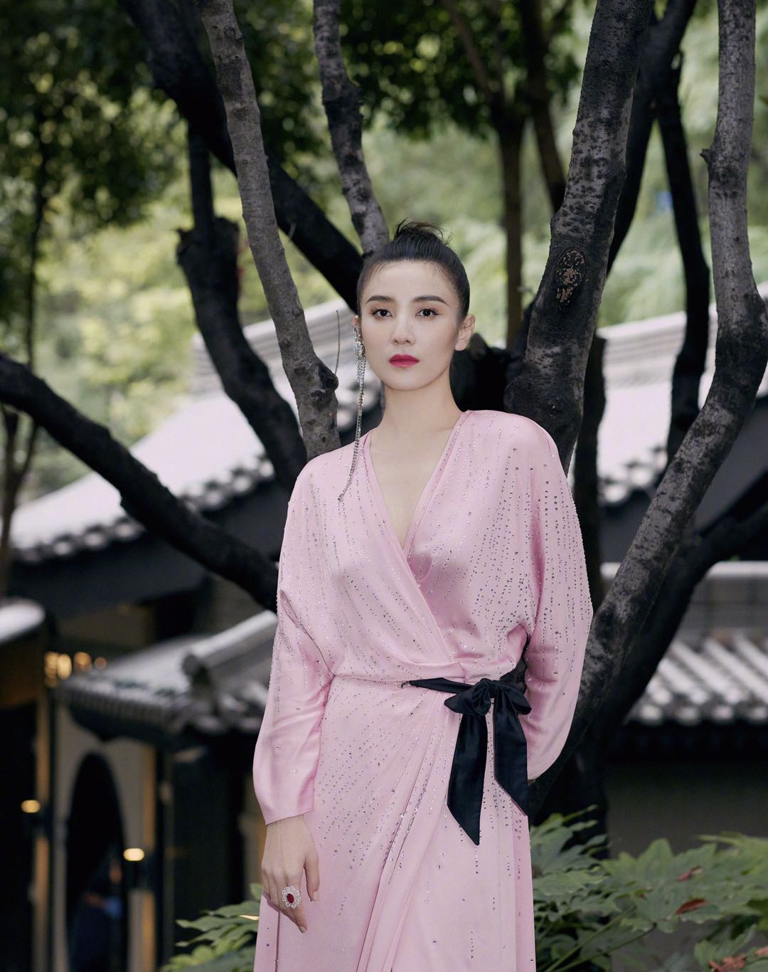 穿出极致,穿出高级,换季时刻的造型,我们一起来学宋佳的look,相信小