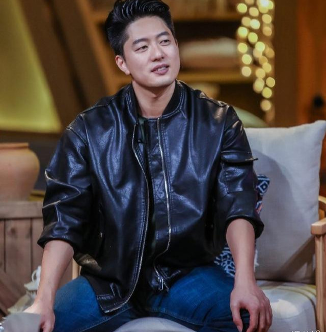 凌潇肃开启自嗨模式忘我唱法不顾及陪唱评委仅此一家