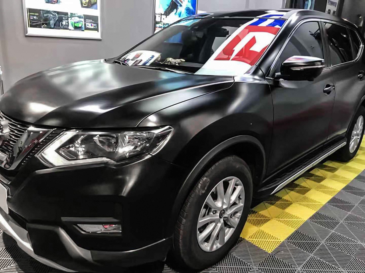 车贴膜,小编今天给大家推出的是全网最新的日产奇骏车身改色膜电光黑