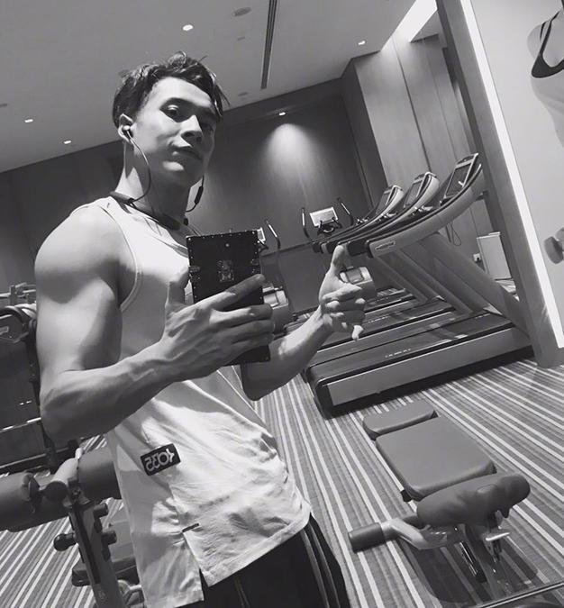 餐桌都比别人家要大,每顿饭起码十几道菜|韩东君|健身|健身房_新浪