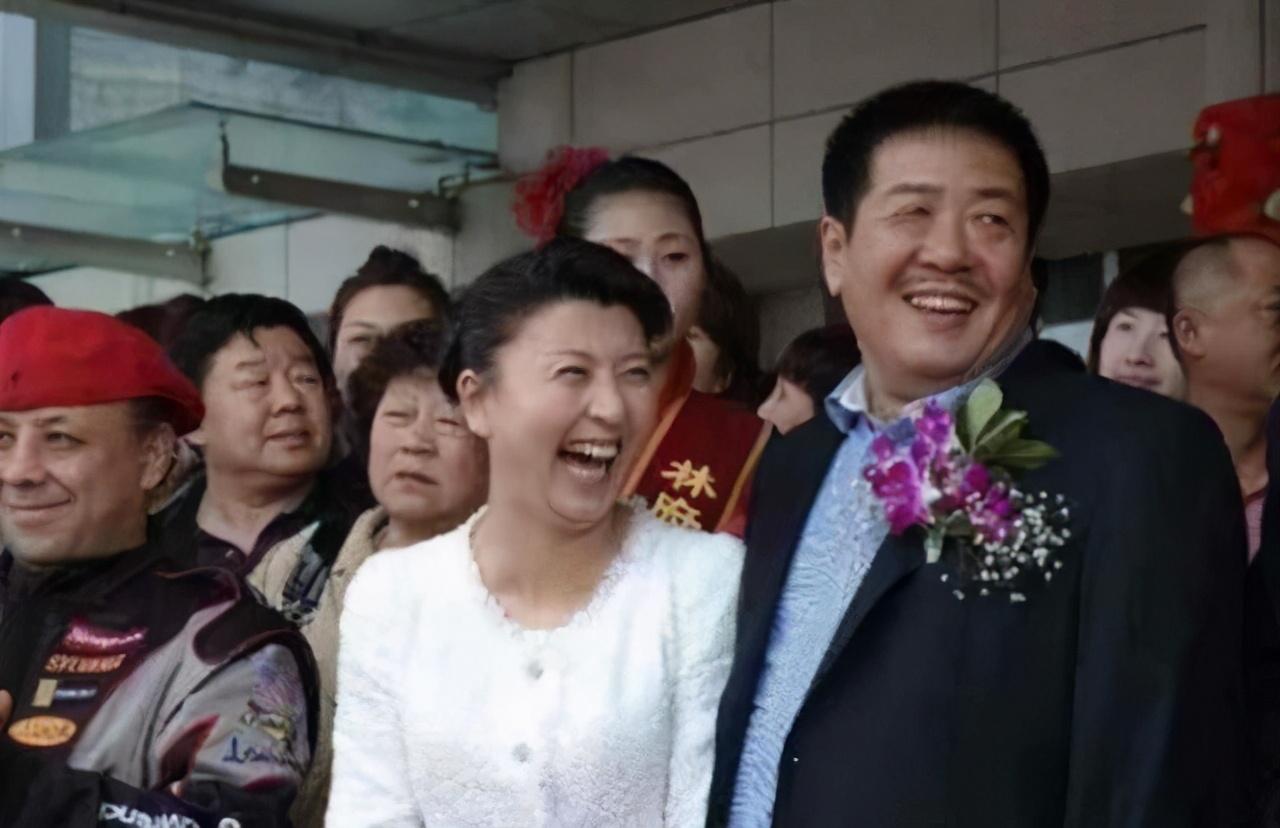 48岁闫学晶自曝已再婚为现任丈夫已生二胎曾遭女儿强烈反对